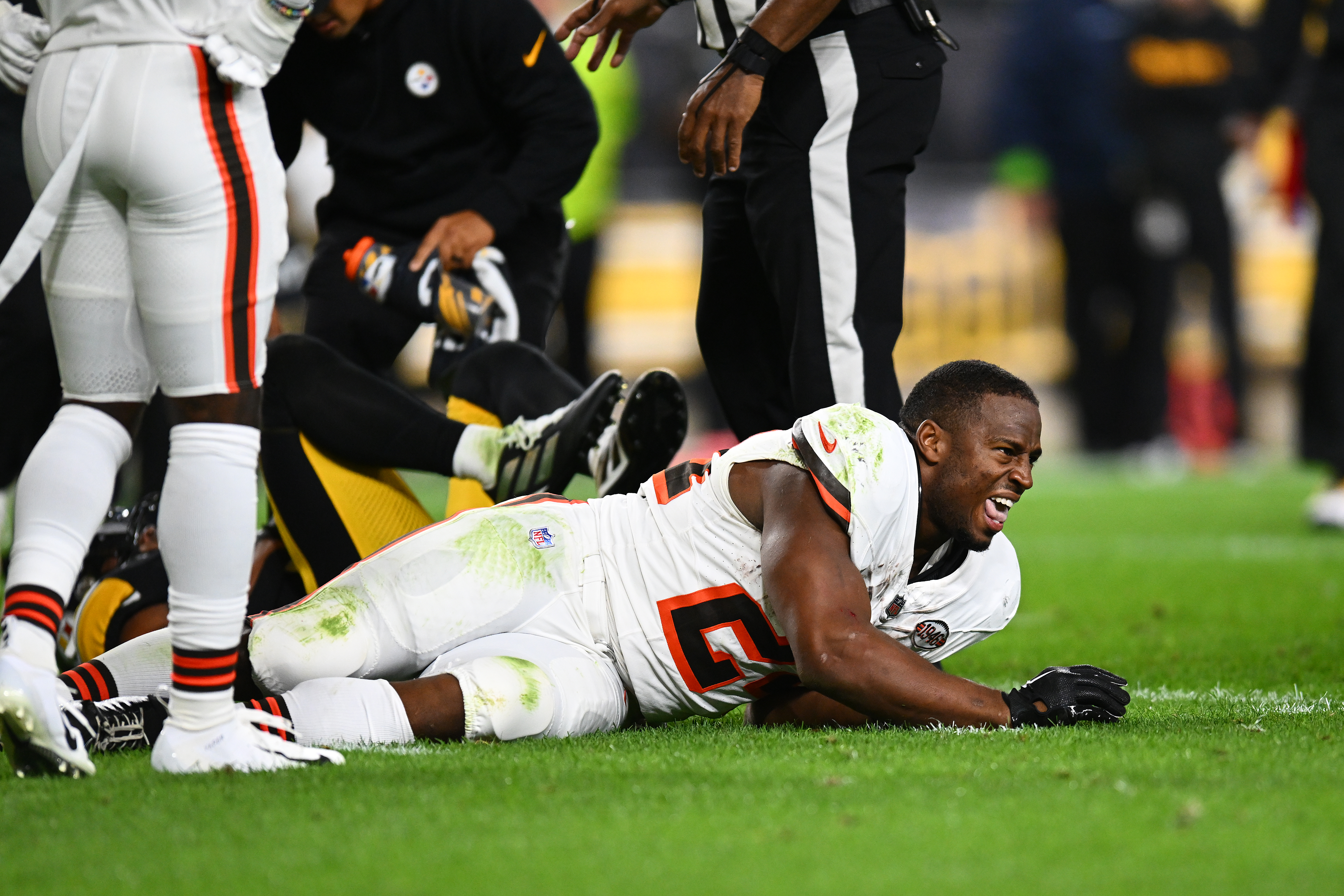 Nick Chubb de los Cleveland Browns reacciona después de sufrir una lesión en la rodilla contra los Pittsburgh Steelers. Foto: Joe Sargent/Getty Images. 