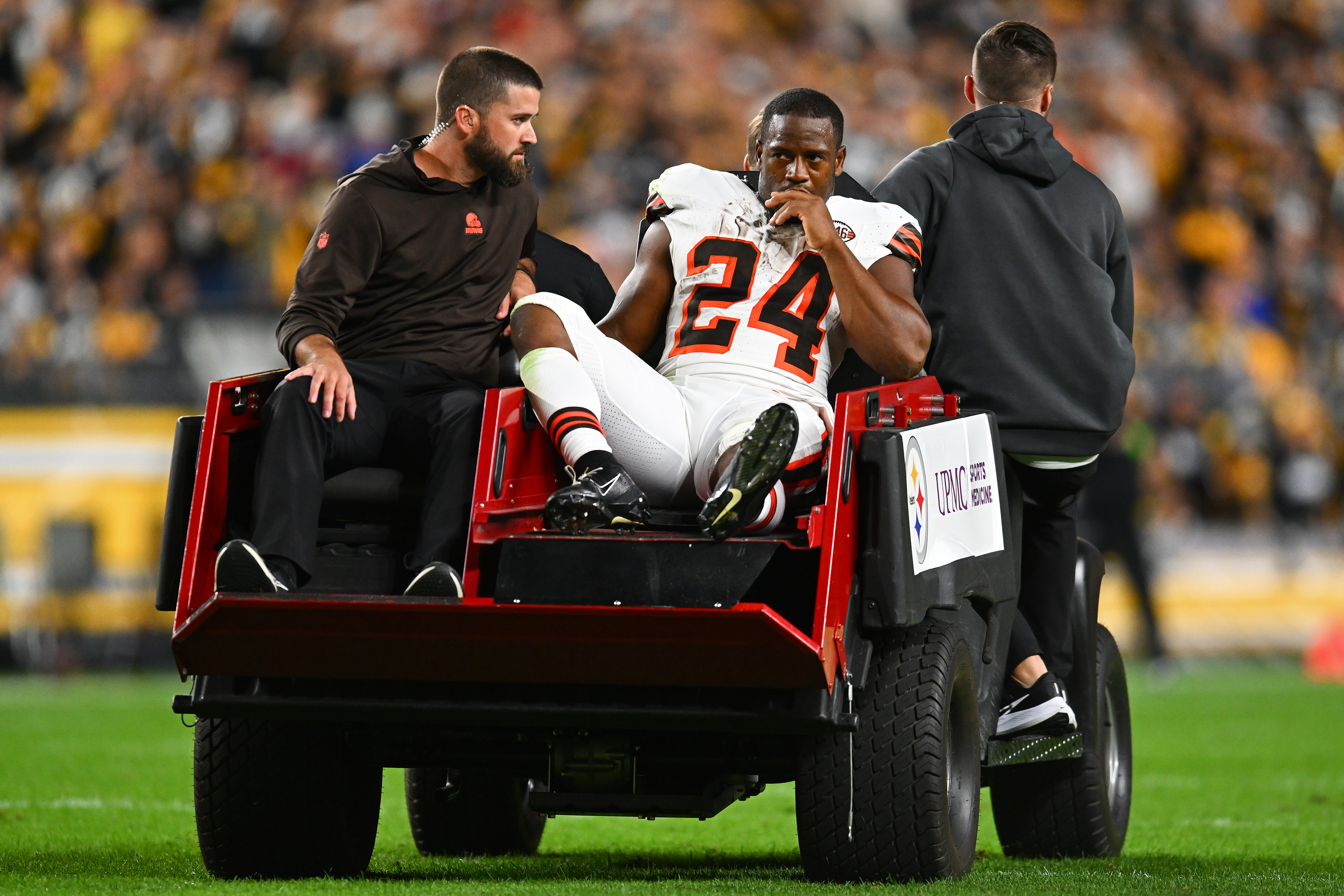 Nick Chubb de los Cleveland Browns es sacado del campo después de sufrir una lesión en la rodilla durante el segundo cuarto contra los Pittsburgh Steelers. Foto: Joe Sargent/Getty Images. 